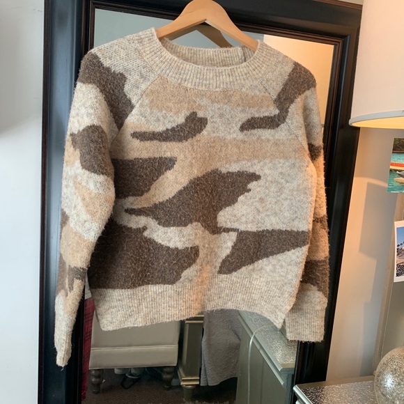 Moth sweater - Picture 2 of 7